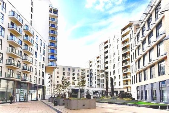 New Central Woking 1 And 2 Bedroom Apartments With Free Gym, Close To Train Station Exterior foto